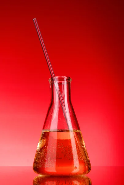 Laboratoriumglaswerk op rode achtergrond — Stockfoto