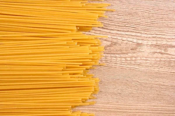 Pasta op houten ondergrond — Stockfoto