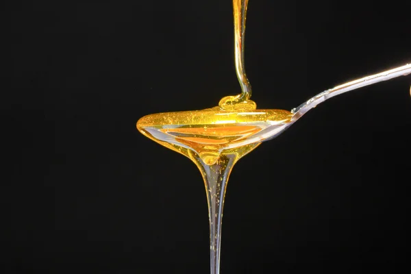 Νόστιμο μέλι σε κουτάλι — Φωτογραφία Αρχείου