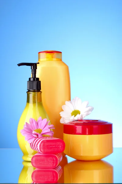 Un conjunto de cosméticos de baño aislados en blanco — Foto de Stock