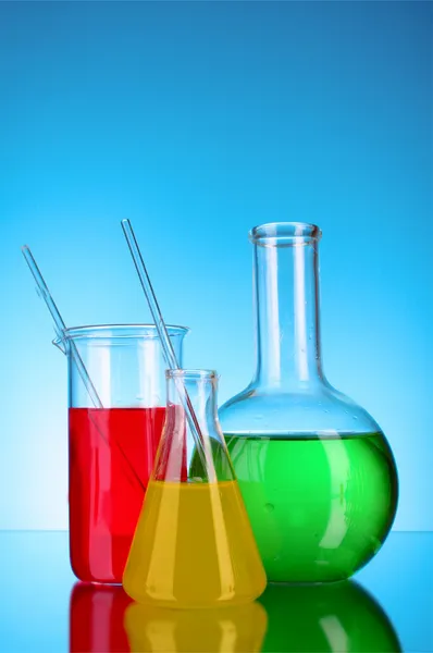 Vetreria da laboratorio su sfondo blu — Foto Stock