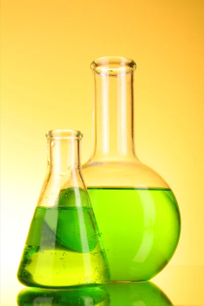 黄色の背景に研究室のガラス — ストック写真