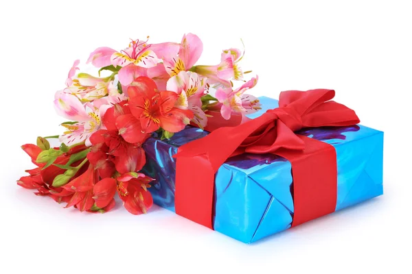 Schönes Geschenk und Blumen — Stockfoto
