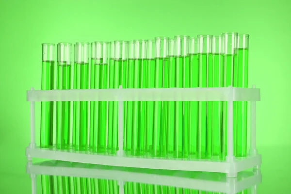 Tubos de ensaio sobre fundo verde — Fotografia de Stock