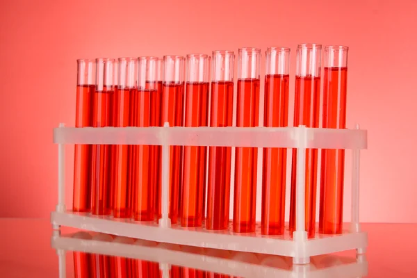 Tubos de ensaio sobre fundo vermelho — Fotografia de Stock