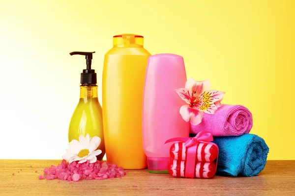 Eine Reihe von Badekosmetik auf gelbem Hintergrund — Stockfoto