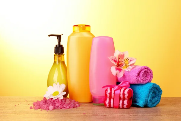 Набор косметики для ванн на желтом фоне — стоковое фото