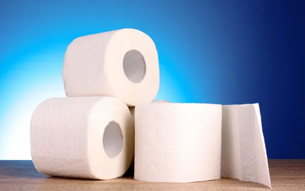 Toilettenpapier auf blauem Hintergrund — Stockfoto