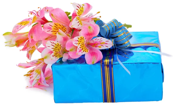 Güzel hediye ve çiçek — Stok fotoğraf