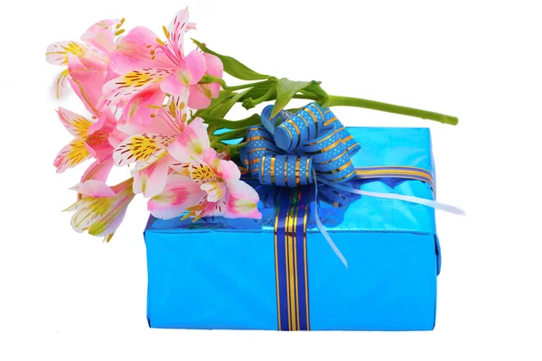 Mooi geschenk en bloemen — Stockfoto
