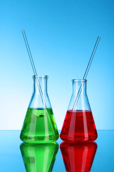 Лабораторний скляний посуд на синьому фоні — стокове фото