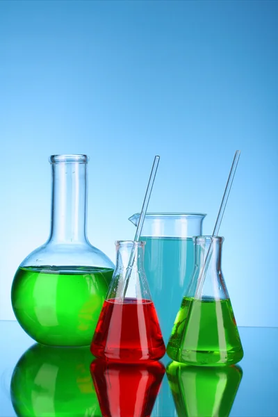 Laborgläser auf blauem Hintergrund — Stockfoto