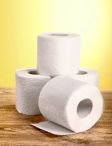 Papier toilette sur fond jaune — Photo