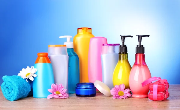 Eine Reihe von Badekosmetik auf blauem Hintergrund — Stockfoto