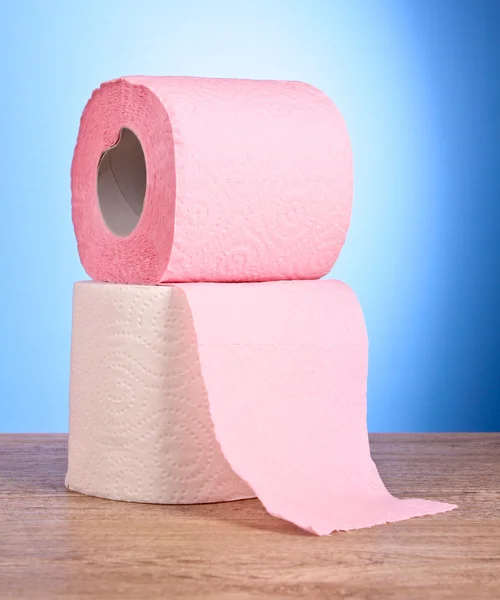 Toilettenpapier auf blauem Hintergrund — Stockfoto