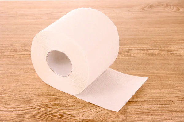 Toaletní papír na dřevěný stůl — Stock fotografie