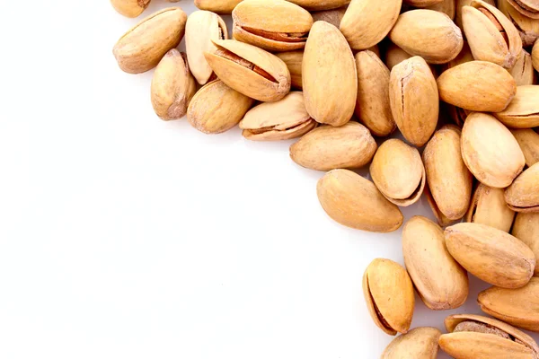 Pimpernoten (pistaches) noten geïsoleerd op wit — Stockfoto