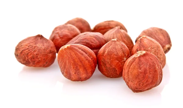 Hazelnuts изолированы на белом фоне — стоковое фото