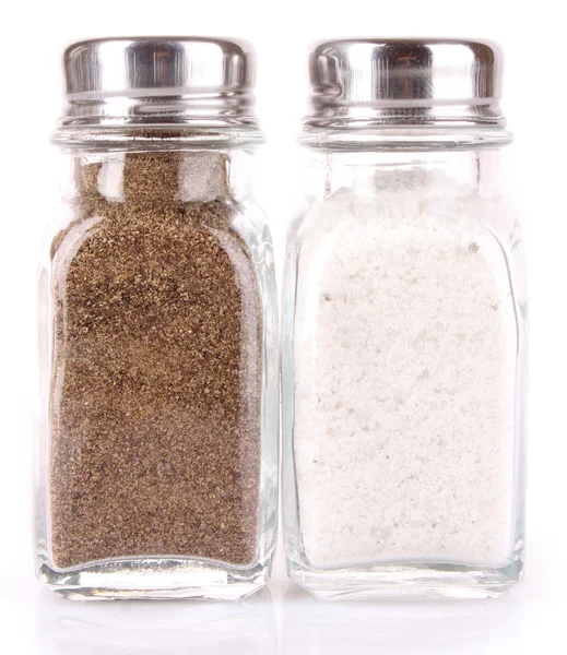 Αλάτι και πιπέρι σέικερ σε λευκό φόντο — Φωτογραφία Αρχείου