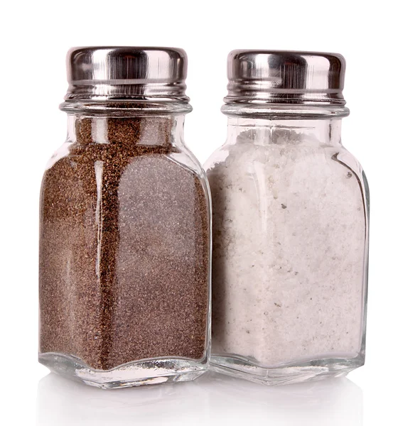 Sůl a pepř třepačky na bílém pozadí — Stock fotografie