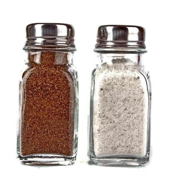 Salt e pimenta shaker em um fundo branco — Fotografia de Stock