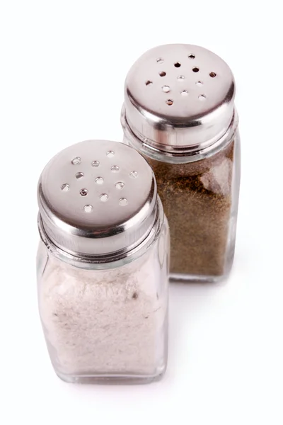 白い背景の上の塩とコショウのシェーカー — ストック写真