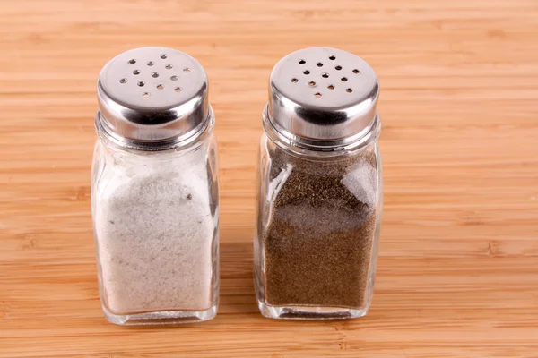 Salt och peppar shaker på vit bakgrund — Stockfoto
