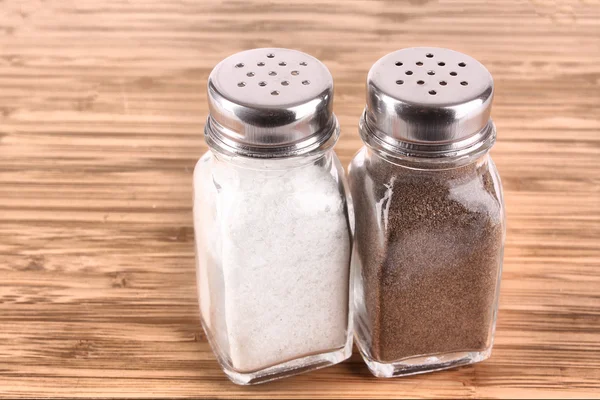 Salt e pimenta shaker em um fundo branco — Fotografia de Stock