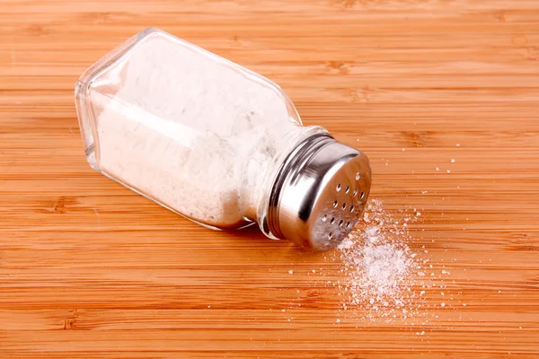 Salt shaker på trä bakgrund — Stockfoto