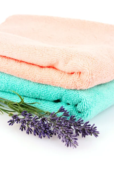 Hermosas toallas brillantes y lavanda — Foto de Stock