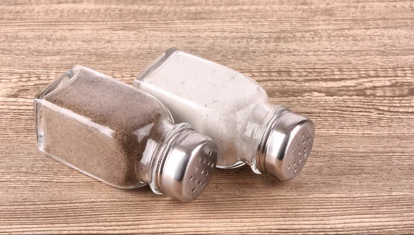 Agitador de sal y pimienta sobre fondo blanco — Foto de Stock