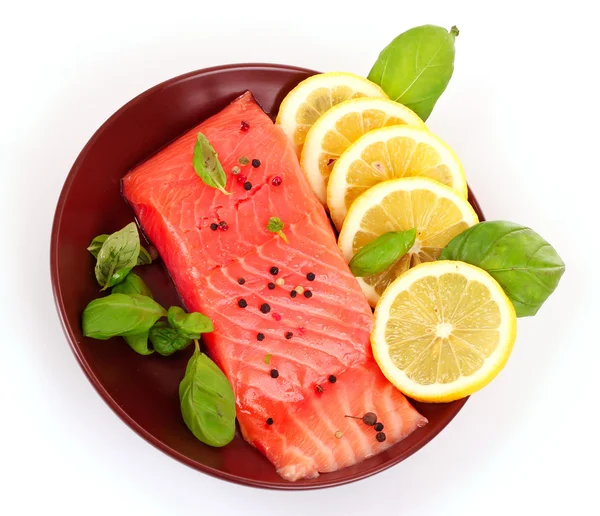 Peixe vermelho no prato com pimenta e folhas verdes — Fotografia de Stock
