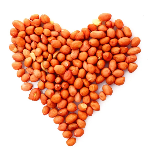 Amendoim no símbolo de coração isolado em branco — Fotografia de Stock