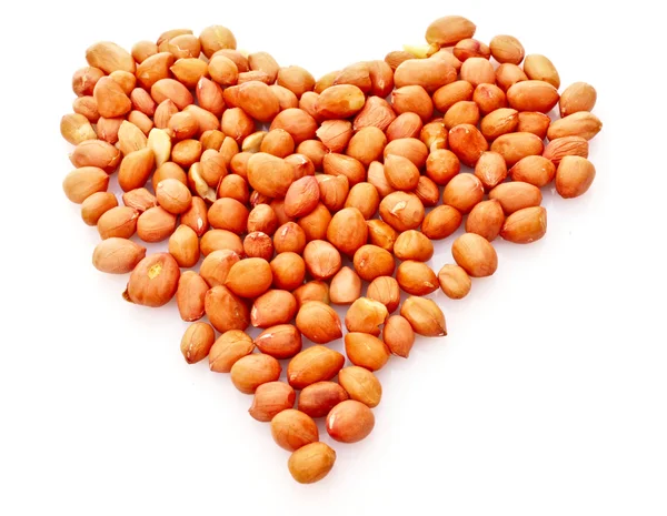 Amendoim no símbolo de coração isolado em branco — Fotografia de Stock