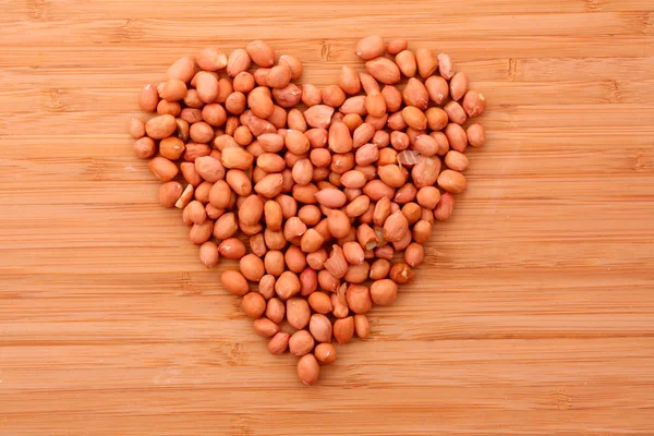 Amendoim no símbolo do coração — Fotografia de Stock