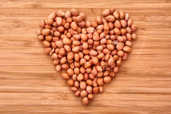 Jordnötter i hjärtat simbol — Stockfoto