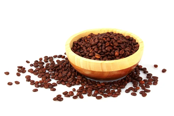 Teller mit Kaffeebohnen isoliert auf weiß — Stockfoto