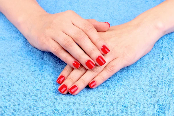 Belas mãos com manicure vermelho — Fotografia de Stock