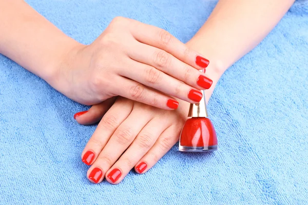 Krásné ruce s červeným manikúra — Stock fotografie
