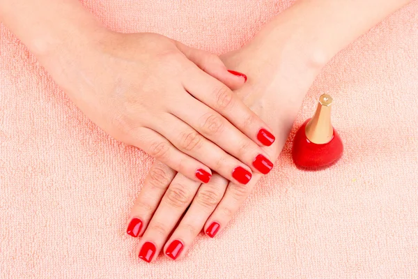 Красивые руки с красным маникюром — стоковое фото