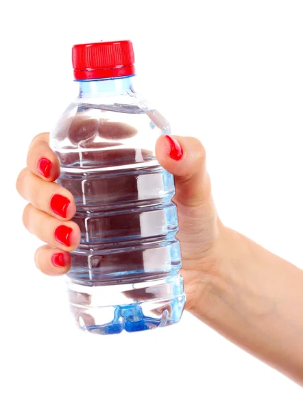 Kadının el ve şişe su — Stok fotoğraf