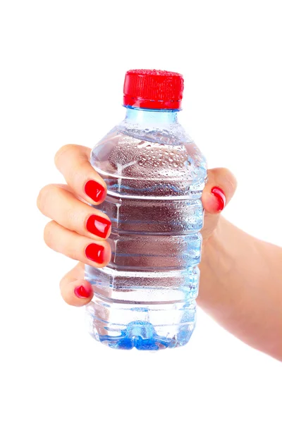 Kadının el ve şişe su — Stok fotoğraf