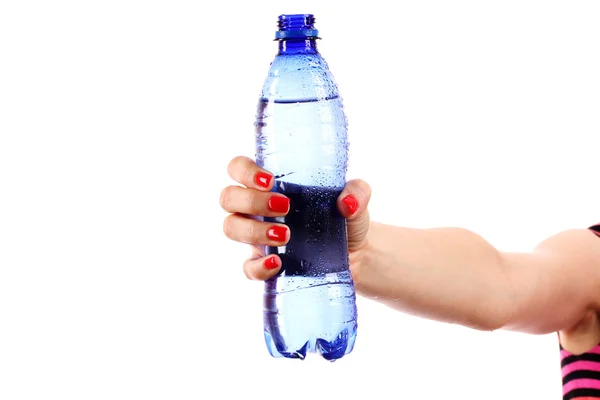 Mão da mulher e garrafa de água isolada em branco — Fotografia de Stock