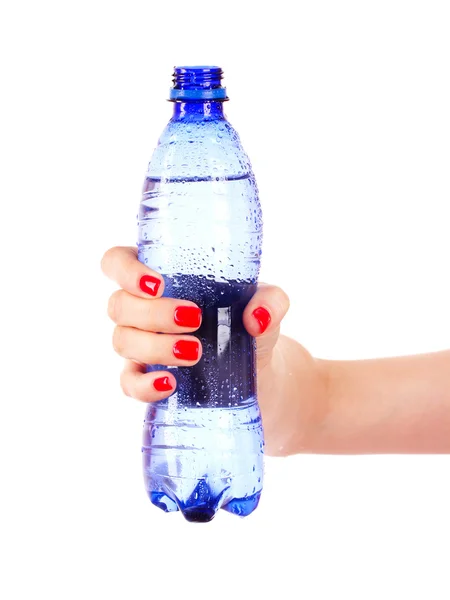 Женская рука и бутылка воды — стоковое фото