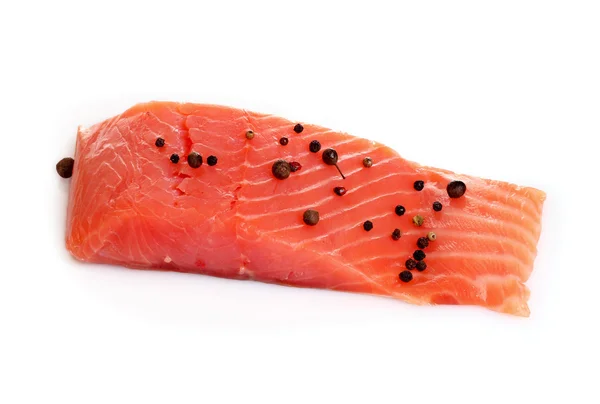 Pesce rosso con pepe isolato su bianco — Foto Stock