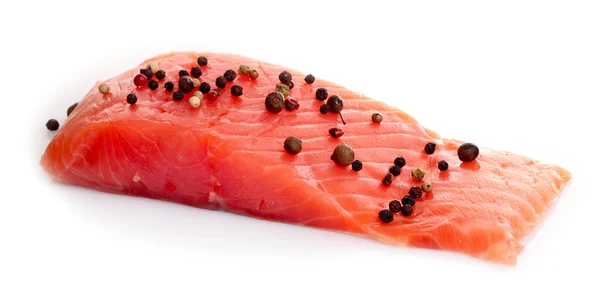 Röd fisk med peppar isolerad på vit — Stockfoto