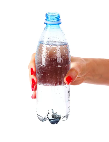 Ręka kobiety i butelka wody odizolowane na białym — Zdjęcie stockowe