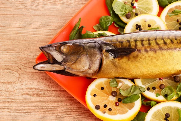 Füme balık, limon ve fesleğen — Stok fotoğraf