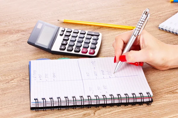 Ręka, notatnik i kalkulator — Zdjęcie stockowe