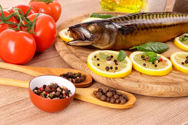 Füme balık, limon, domates ve biber — Stok fotoğraf